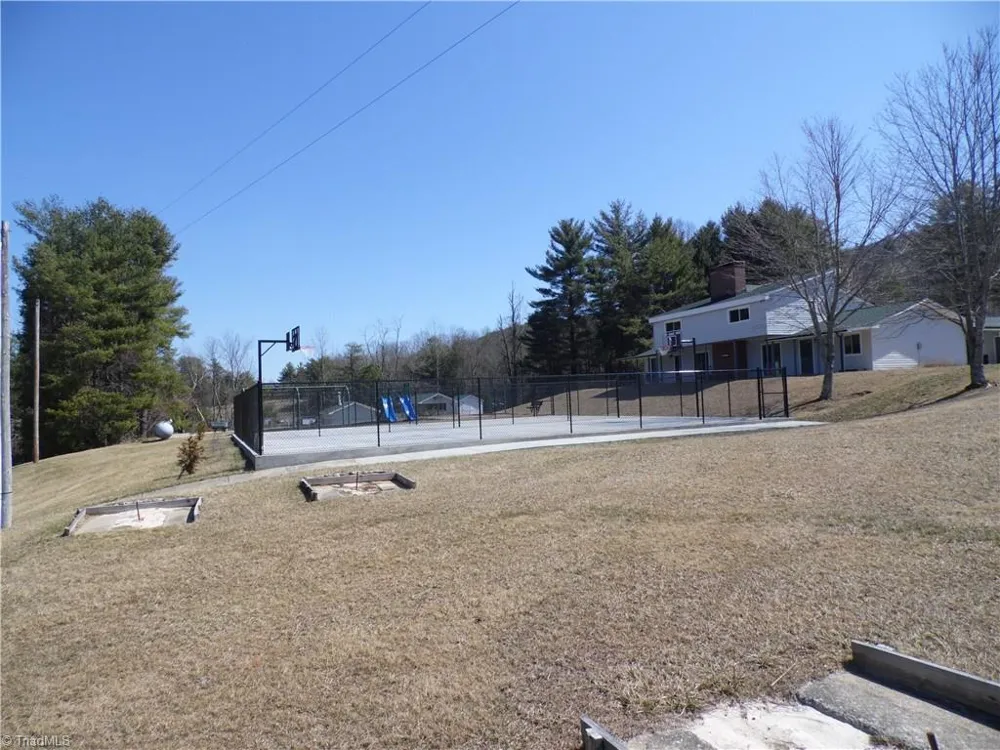 184 Club House Drive Ennice, NC 28623