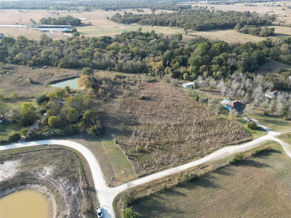 10 Mustang Loop Madisonville, TX 77864