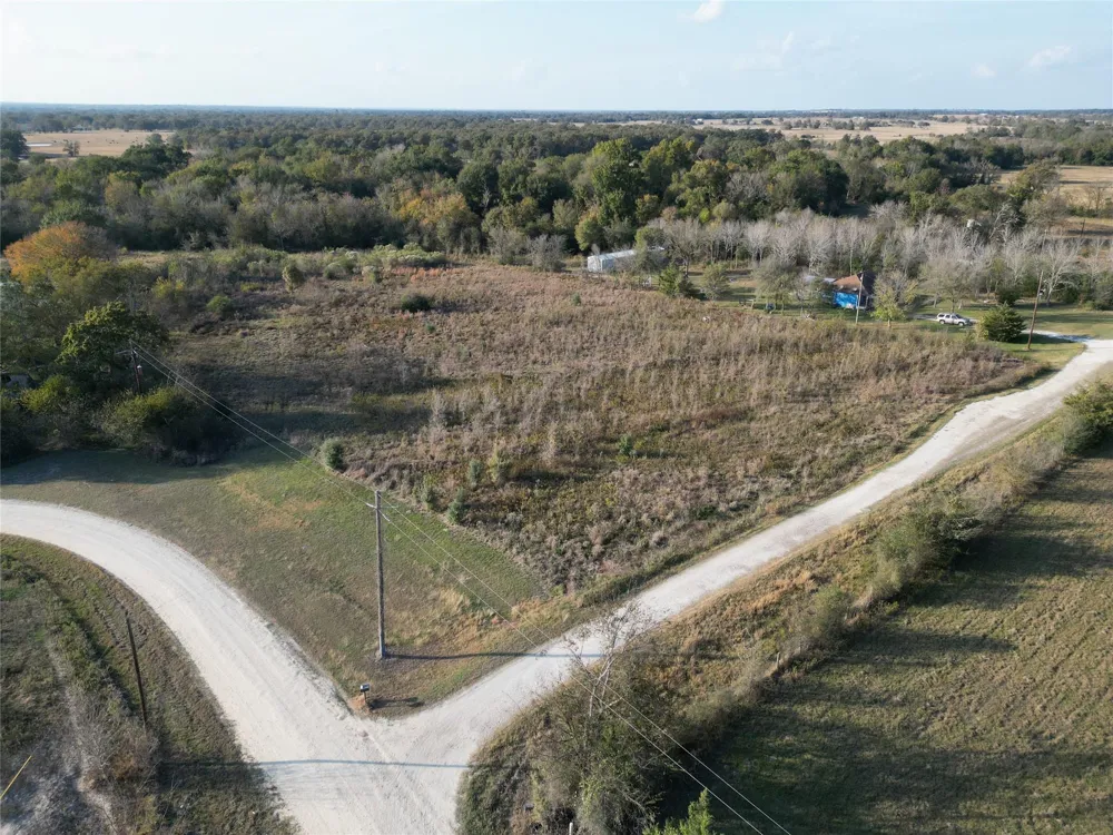 10 Mustang Loop Madisonville, TX 77864
