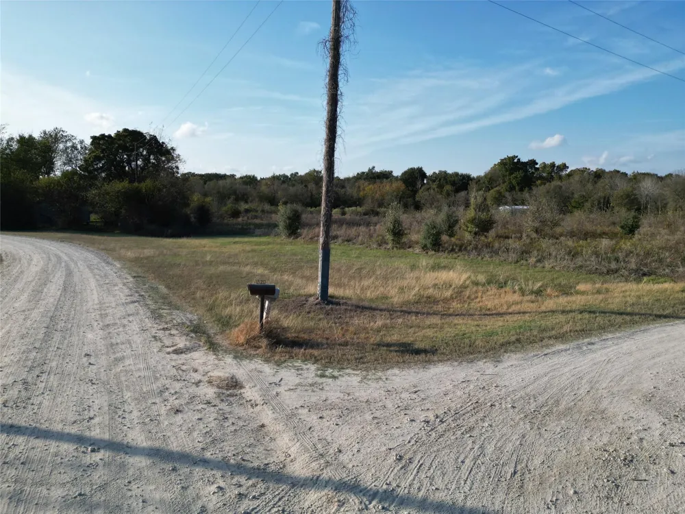10 Mustang Loop Madisonville, TX 77864