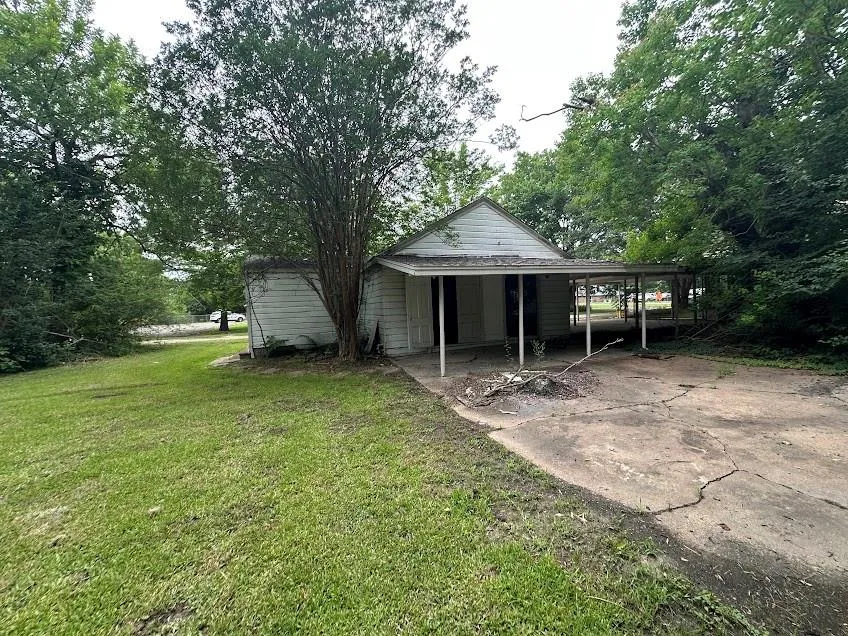 1410 W Main Street Clarksville, TX 75426