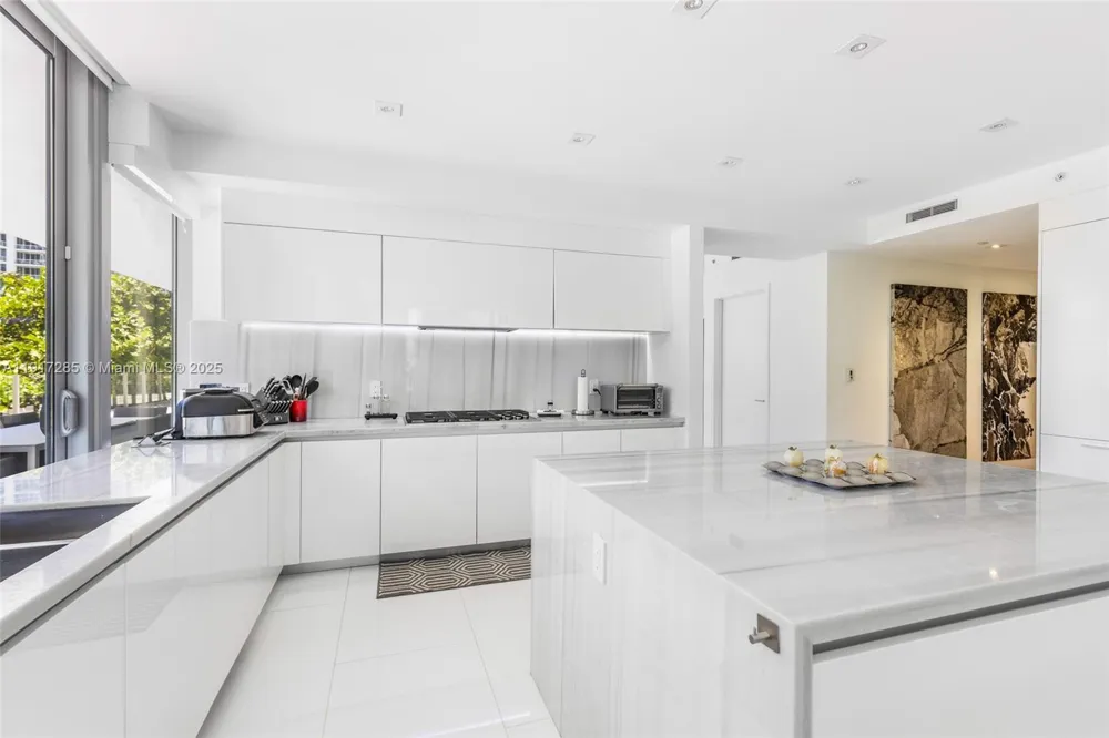 1 Collins Ave #207 Miami Beach, FL 33139