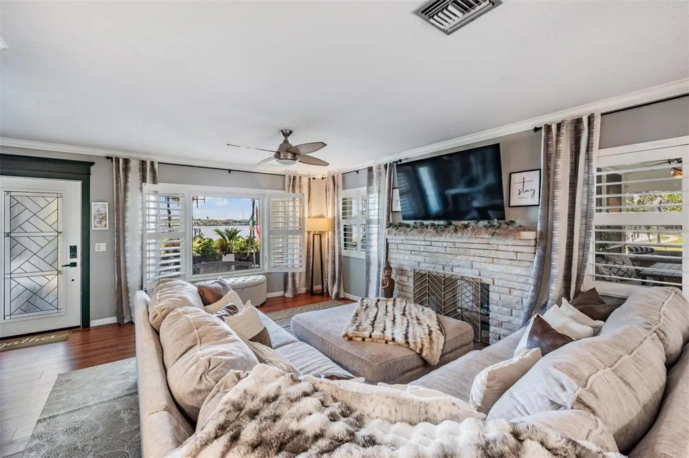 302 WHITCOMB BOULEVARD Tarpon Springs, FL 34689