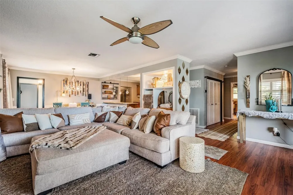 302 WHITCOMB BOULEVARD Tarpon Springs, FL 34689
