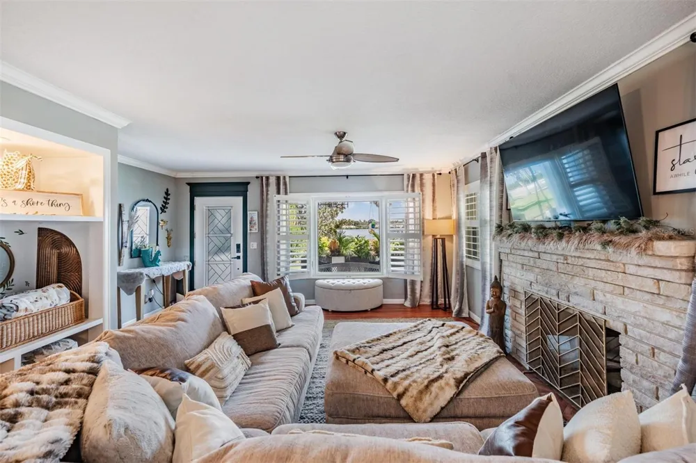 302 WHITCOMB BOULEVARD Tarpon Springs, FL 34689