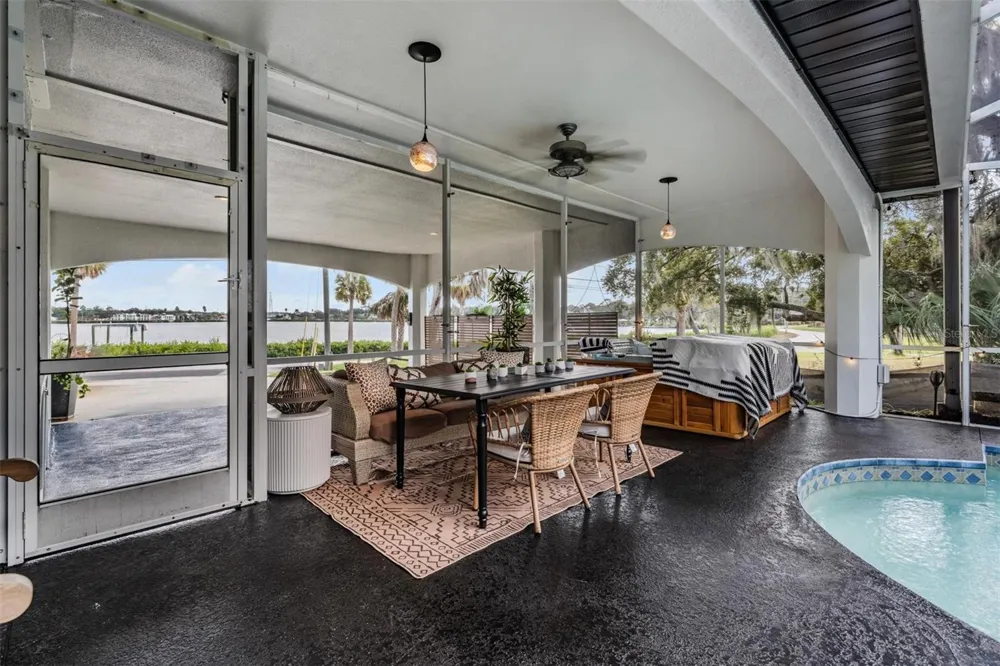 302 WHITCOMB BOULEVARD Tarpon Springs, FL 34689