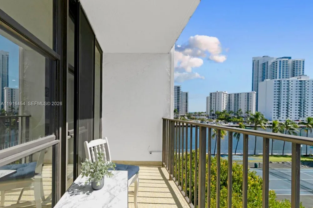 1000 Parkview Dr #518 Hallandale Beach, FL 33009