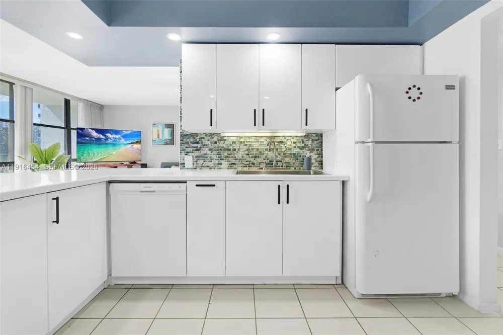 1000 Parkview Dr #518 Hallandale Beach, FL 33009