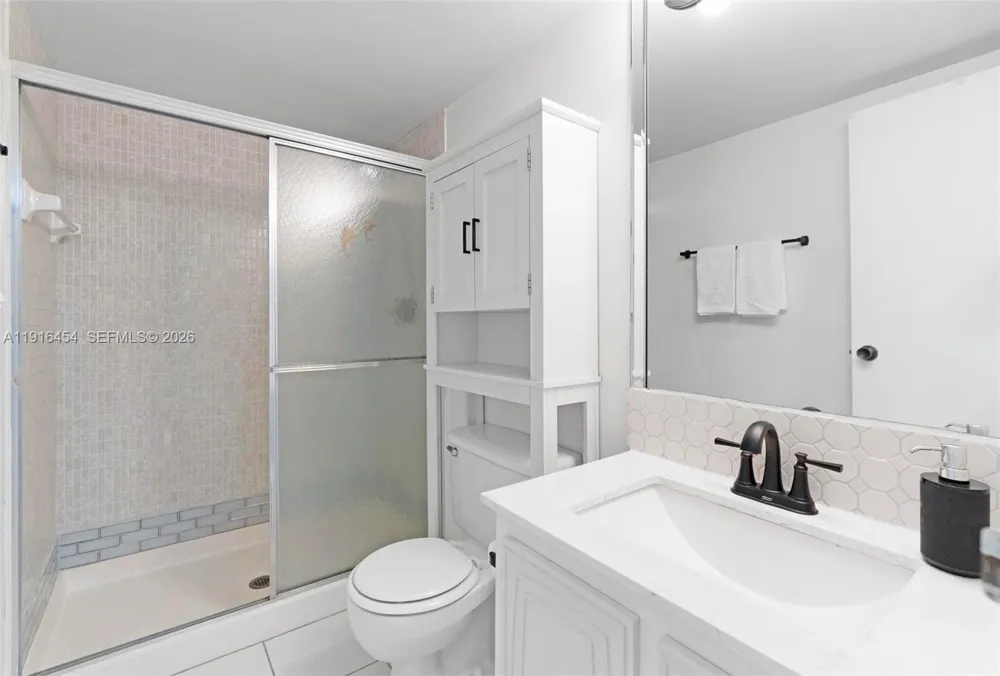 1000 Parkview Dr #518 Hallandale Beach, FL 33009