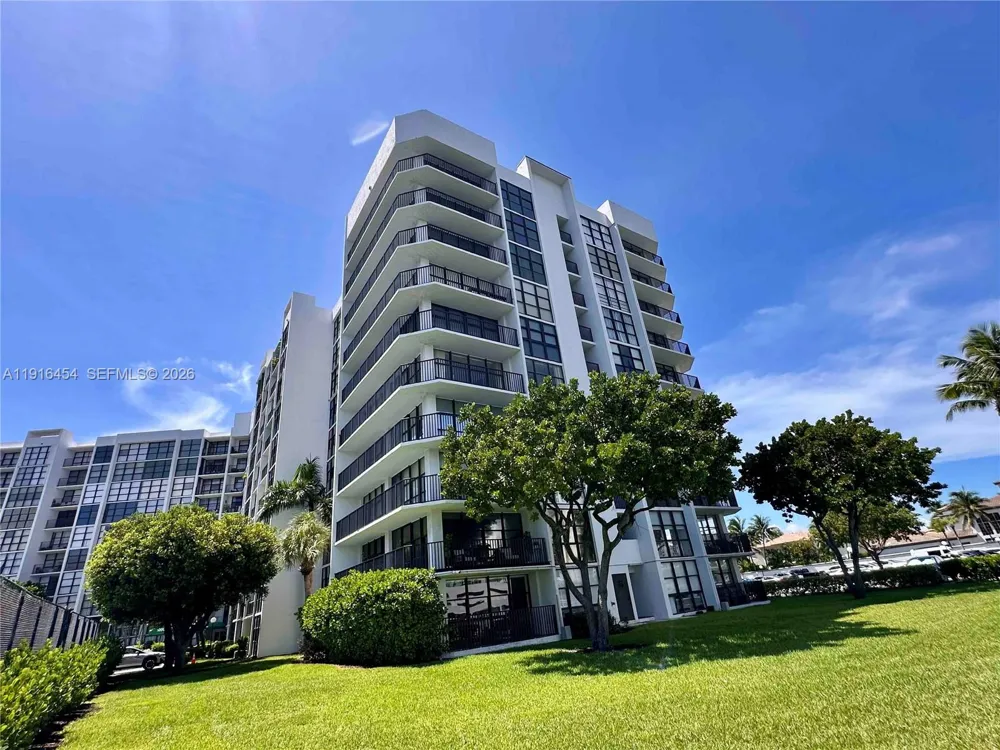 1000 Parkview Dr #518 Hallandale Beach, FL 33009