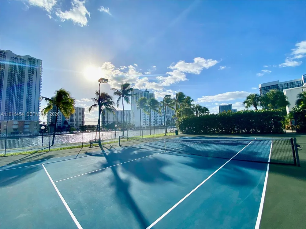 1000 Parkview Dr #518 Hallandale Beach, FL 33009