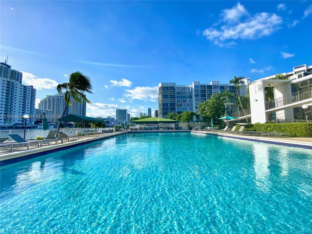 1000 Parkview Dr #518 Hallandale Beach, FL 33009
