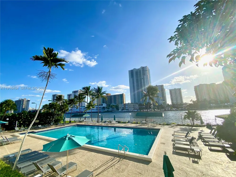 1000 Parkview Dr #518 Hallandale Beach, FL 33009