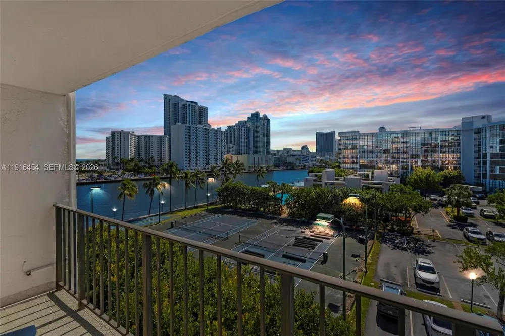 1000 Parkview Dr #518 Hallandale Beach, FL 33009