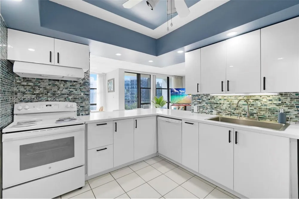 1000 Parkview Dr #518 Hallandale Beach, FL 33009