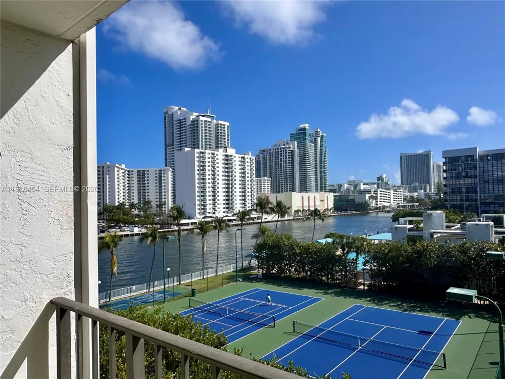 1000 Parkview Dr #518 Hallandale Beach, FL 33009