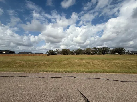 902 Lakeland Circle
