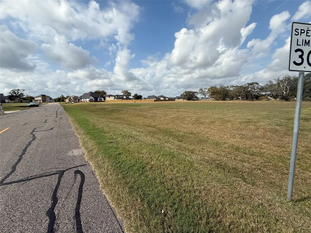 902 Lakeland Circle Rosharon, TX 77583