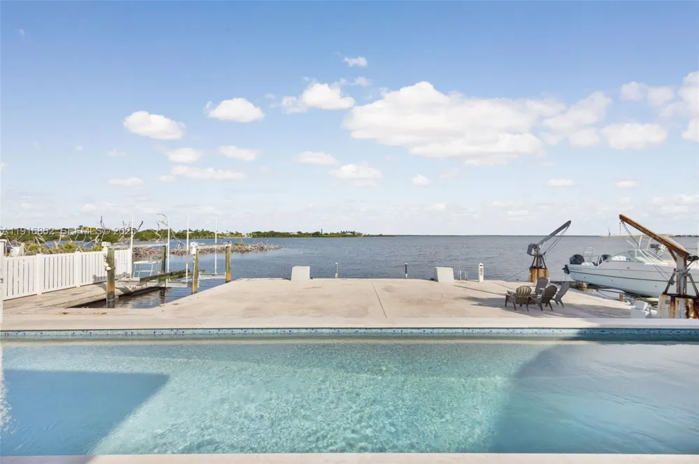 1733 Sunrise Dr Big Pine, FL 33043