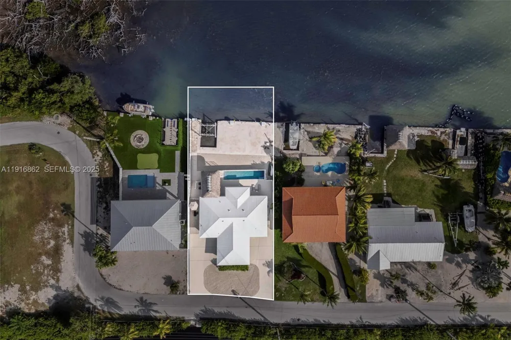 1733 Sunrise Dr Big Pine, FL 33043