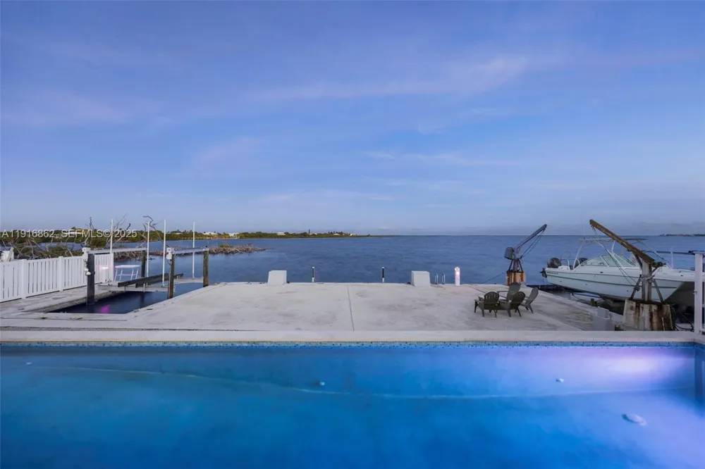 1733 Sunrise Dr Big Pine, FL 33043