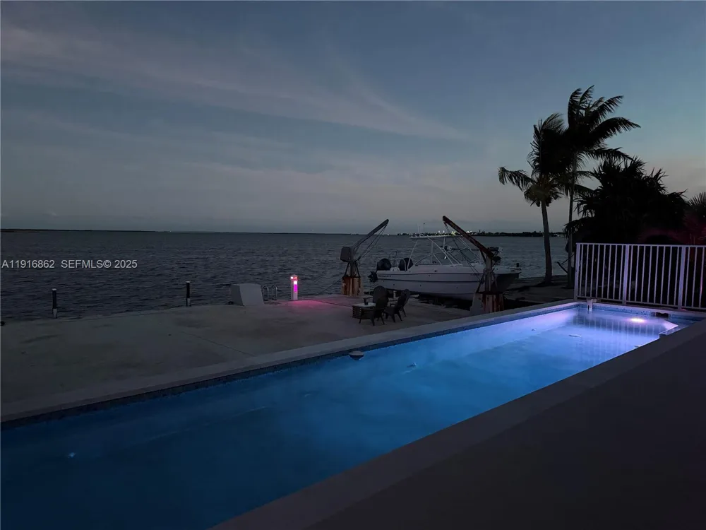 1733 Sunrise Dr Big Pine, FL 33043