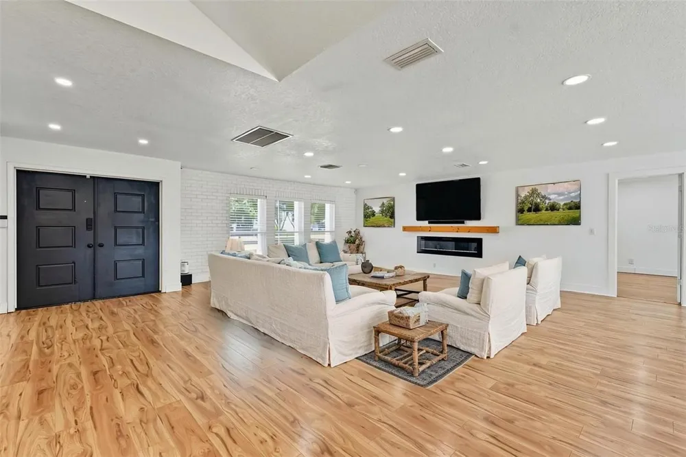 6370 90TH AVENUE Pinellas Park, FL 33782