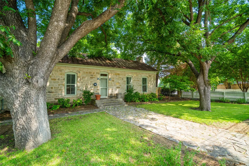 802 S Austin Street Comanche, TX 76442
