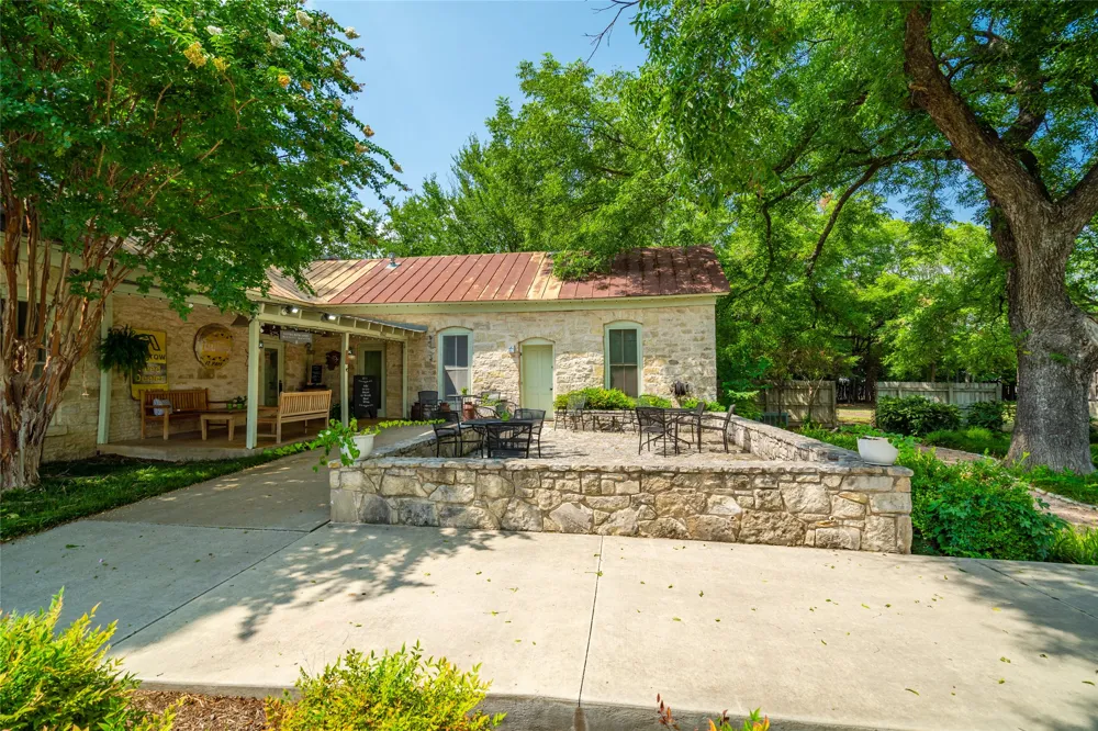 802 S Austin Street Comanche, TX 76442