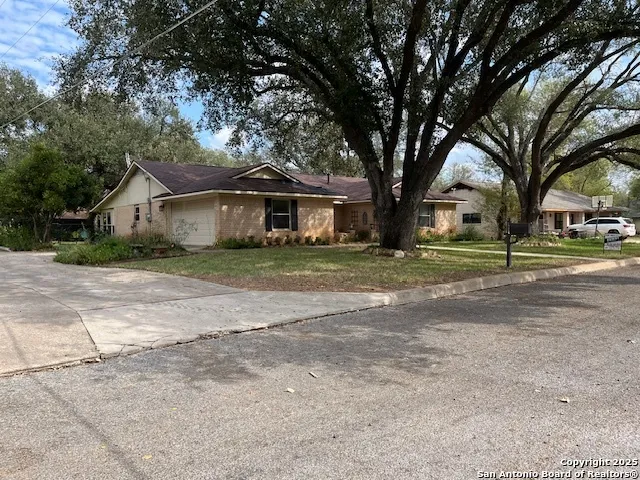 1216 Mockingbird Pleasanton, TX 78064