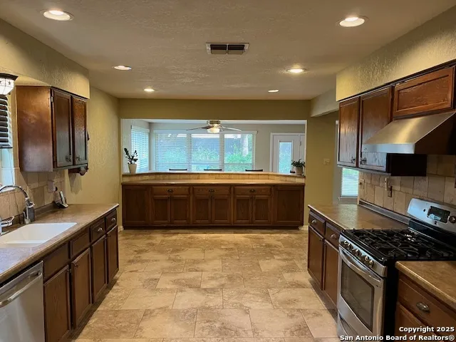 1216 Mockingbird Pleasanton, TX 78064
