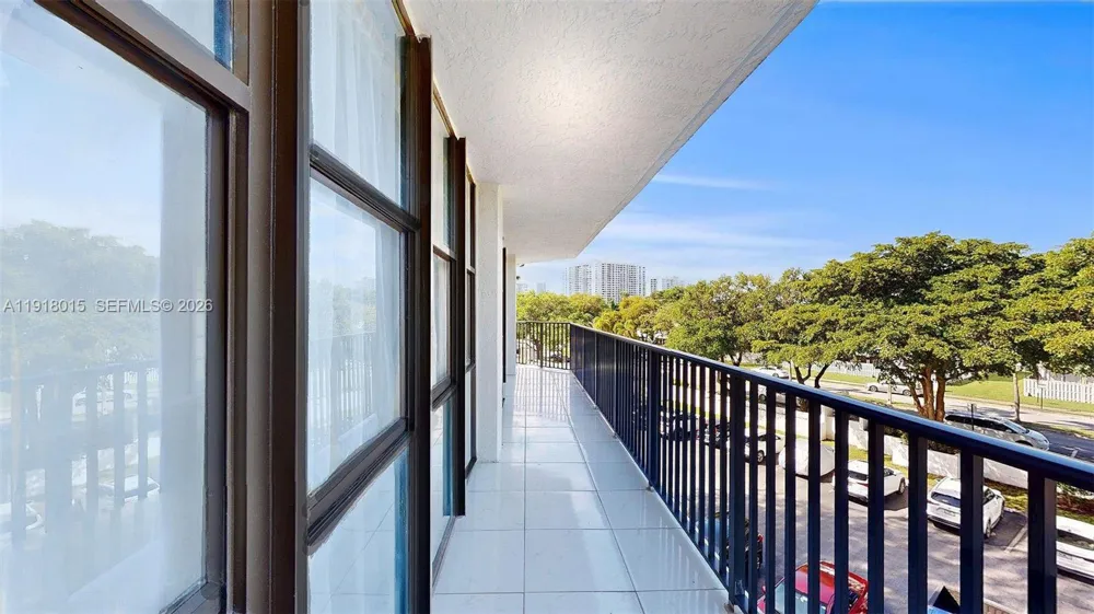 1000 Parkview Dr #431 Hallandale Beach, FL 33009