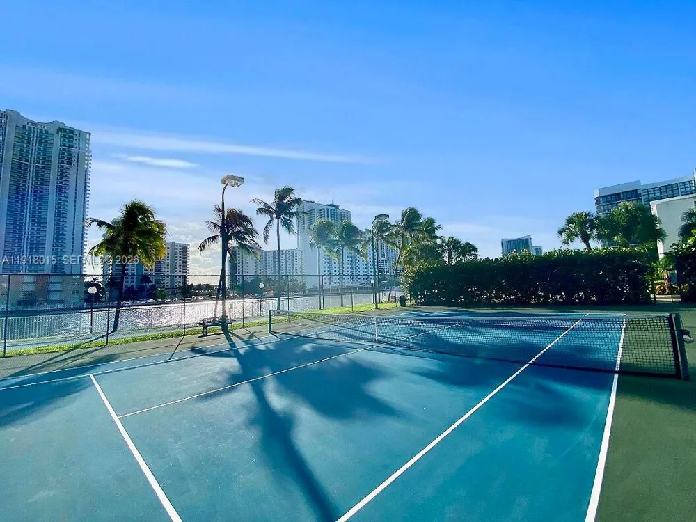 1000 Parkview Dr #431 Hallandale Beach, FL 33009