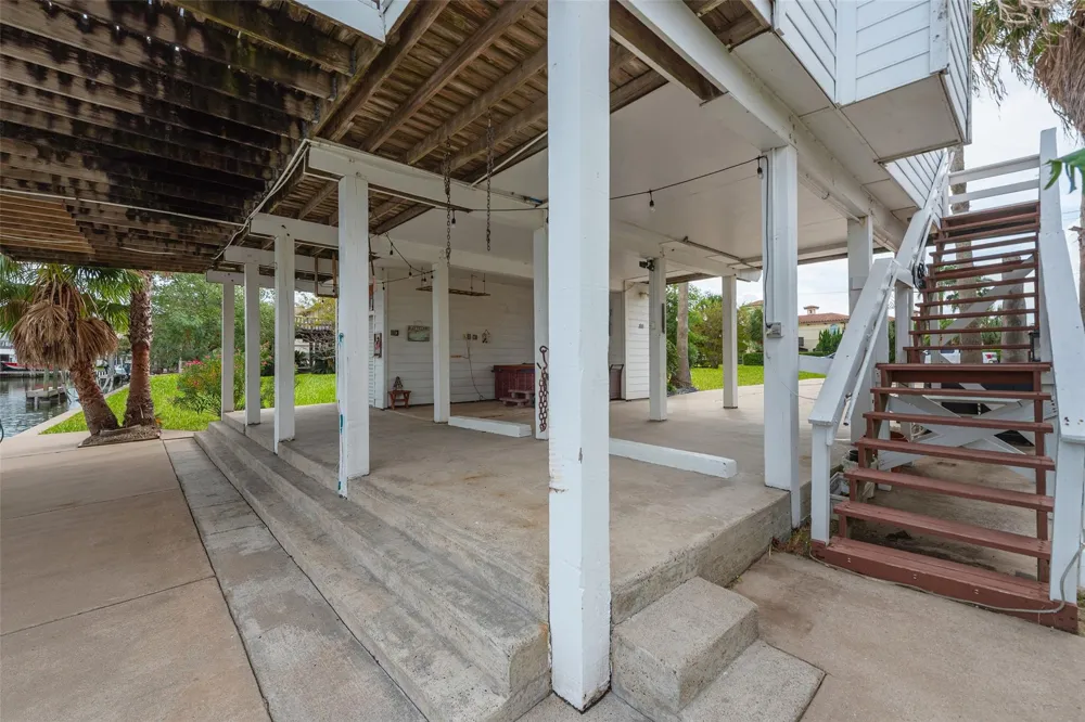 1426 Tiki Drive Tiki Island, TX 77554