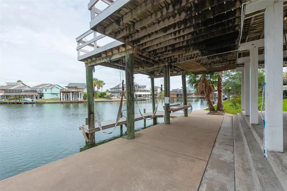 1426 Tiki Drive Tiki Island, TX 77554