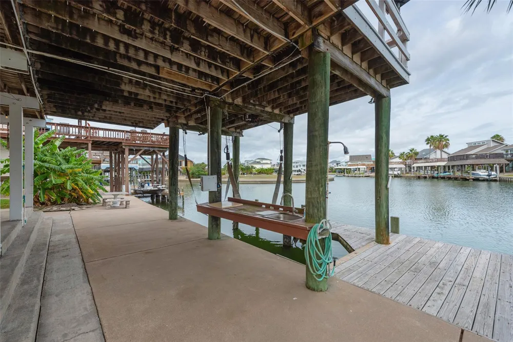 1426 Tiki Drive Tiki Island, TX 77554