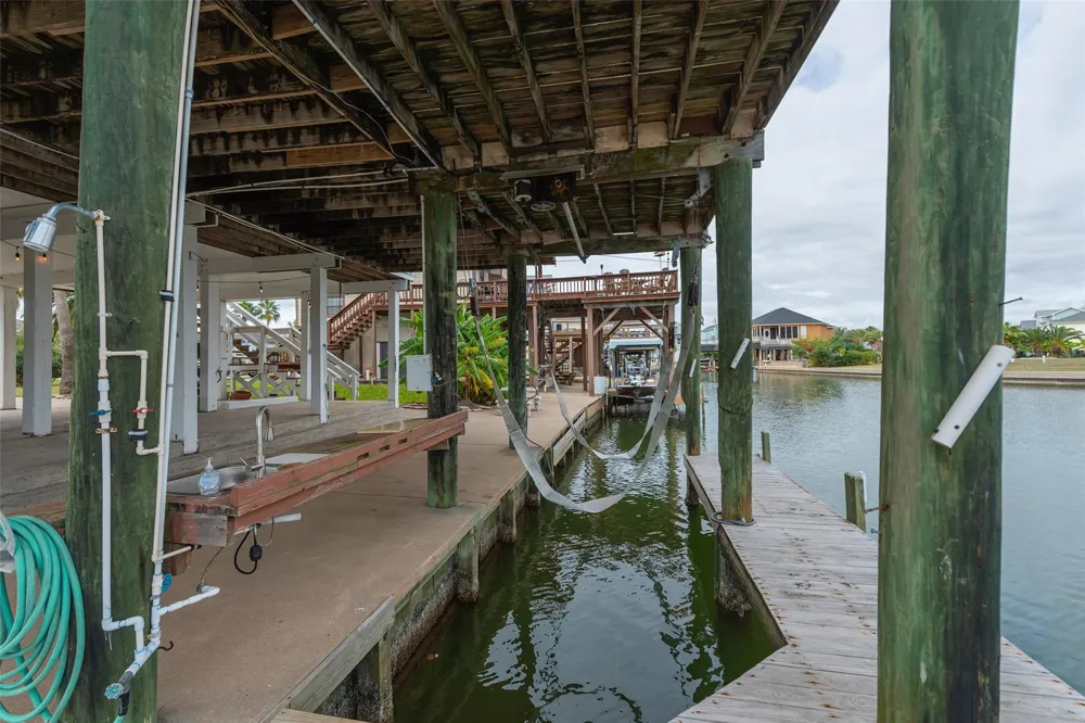 1426 Tiki Drive Tiki Island, TX 77554