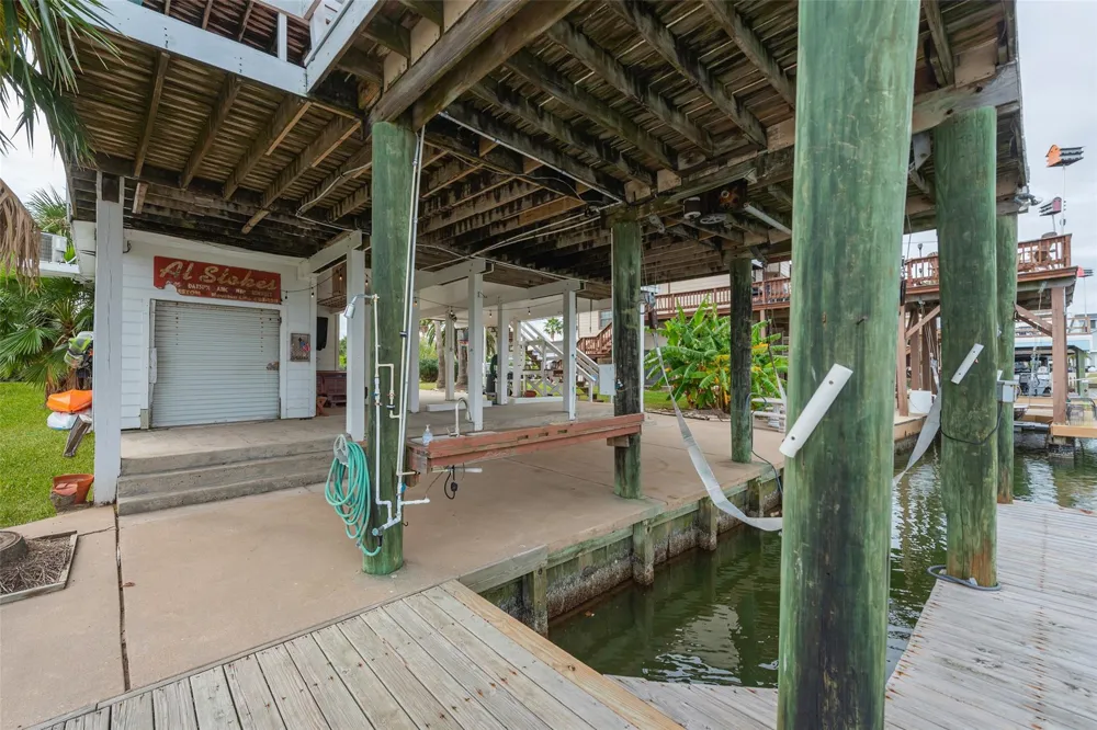 1426 Tiki Drive Tiki Island, TX 77554