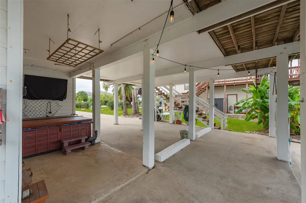 1426 Tiki Drive Tiki Island, TX 77554