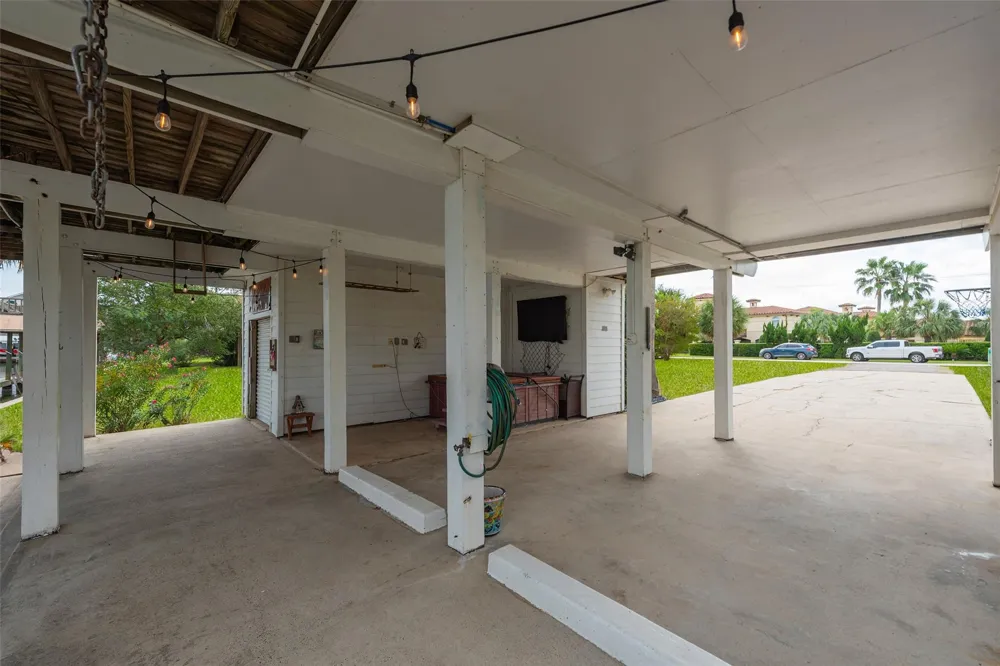 1426 Tiki Drive Tiki Island, TX 77554