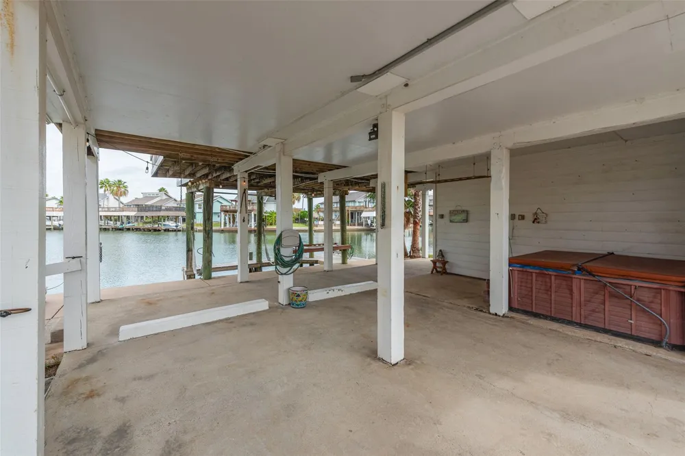 1426 Tiki Drive Tiki Island, TX 77554