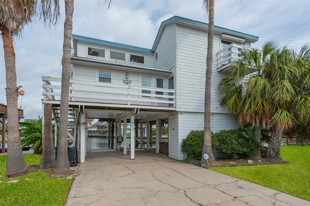 1426 Tiki Drive Tiki Island, TX 77554