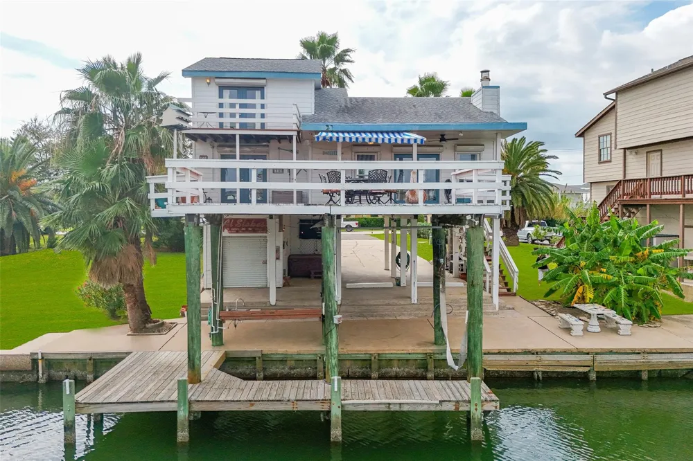 1426 Tiki Drive Tiki Island, TX 77554