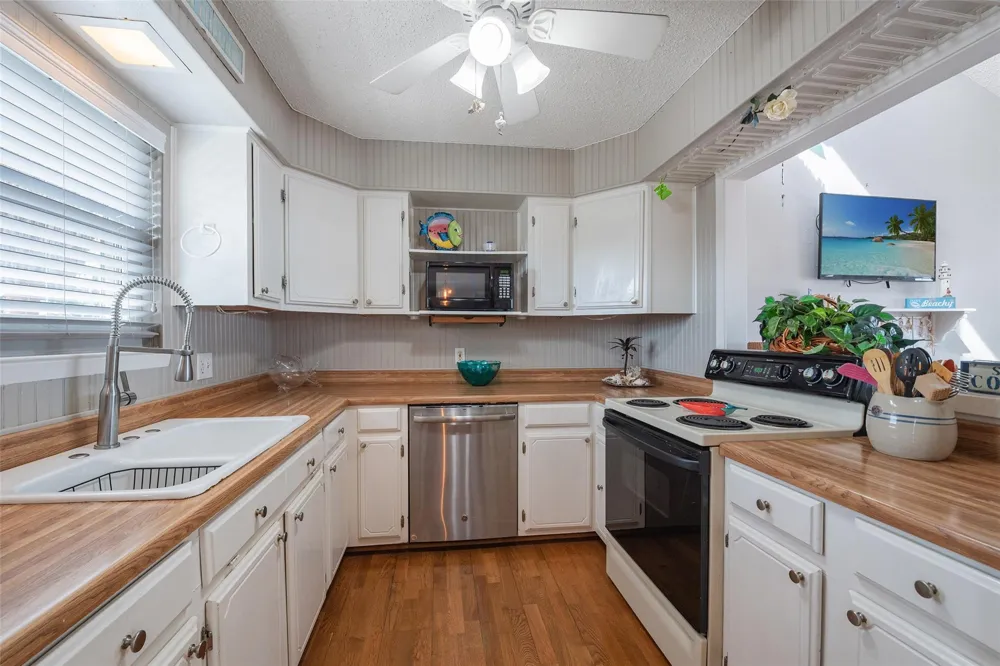 1426 Tiki Drive Tiki Island, TX 77554