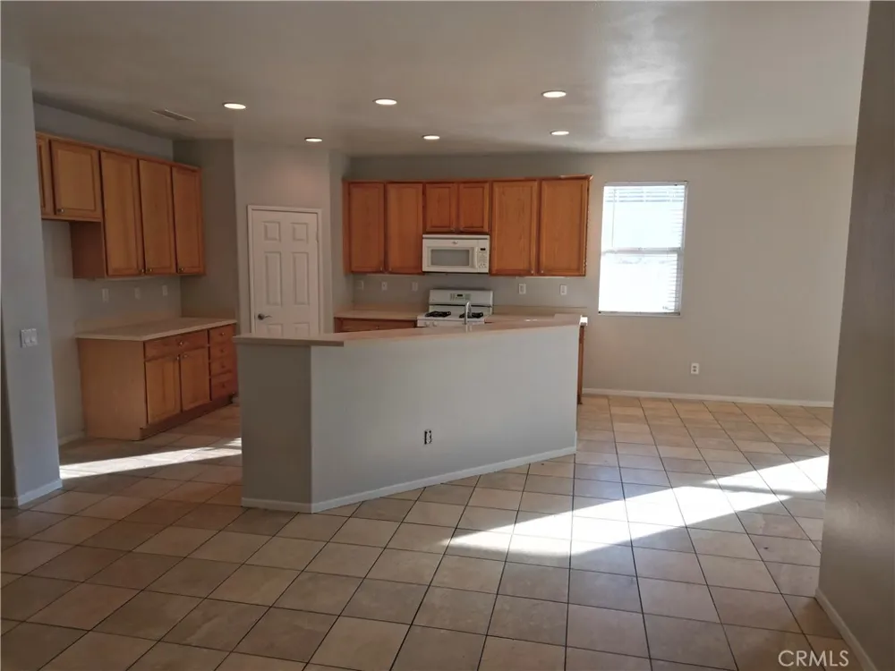 11807 Desert Glen Adelanto, CA 92301