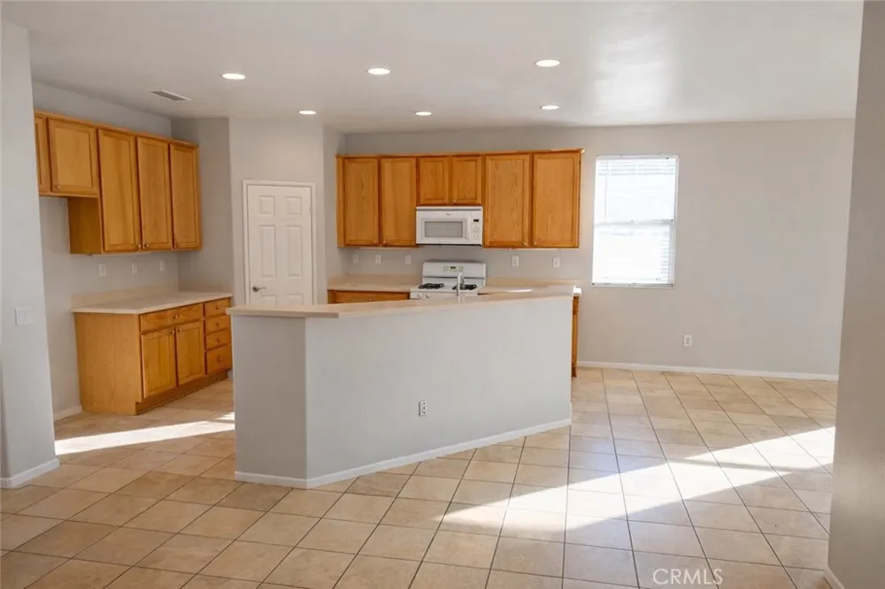 11807 Desert Glen Adelanto, CA 92301