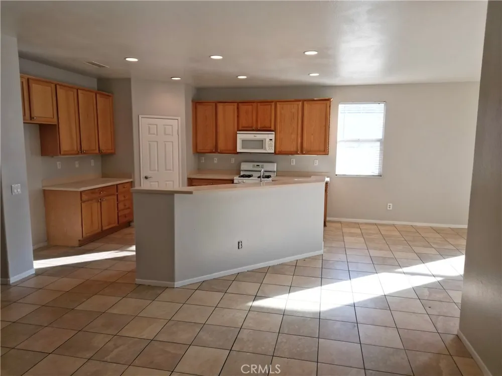 11807 Desert Glen Adelanto, CA 92301