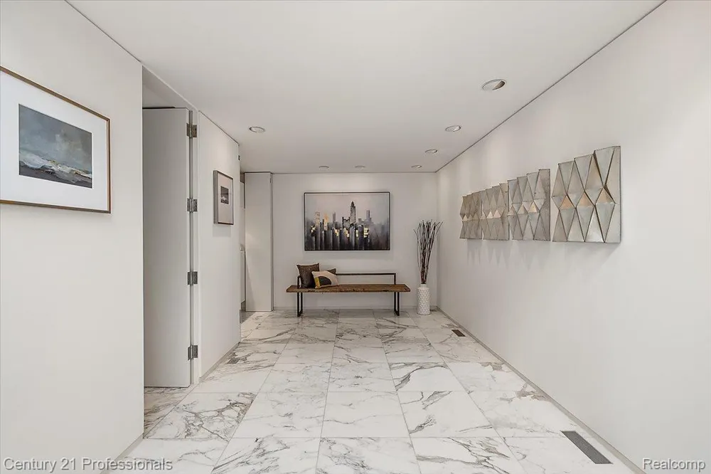 5904 Wing Lake Road Bloomfield Charter Township, MI 48301