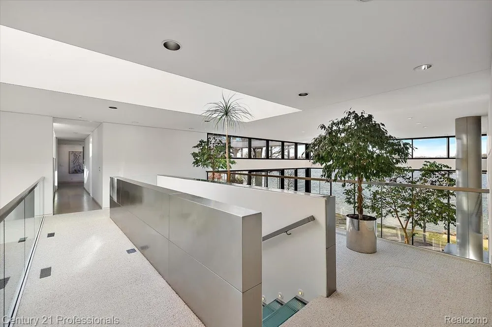 5904 Wing Lake Road Bloomfield Charter Township, MI 48301
