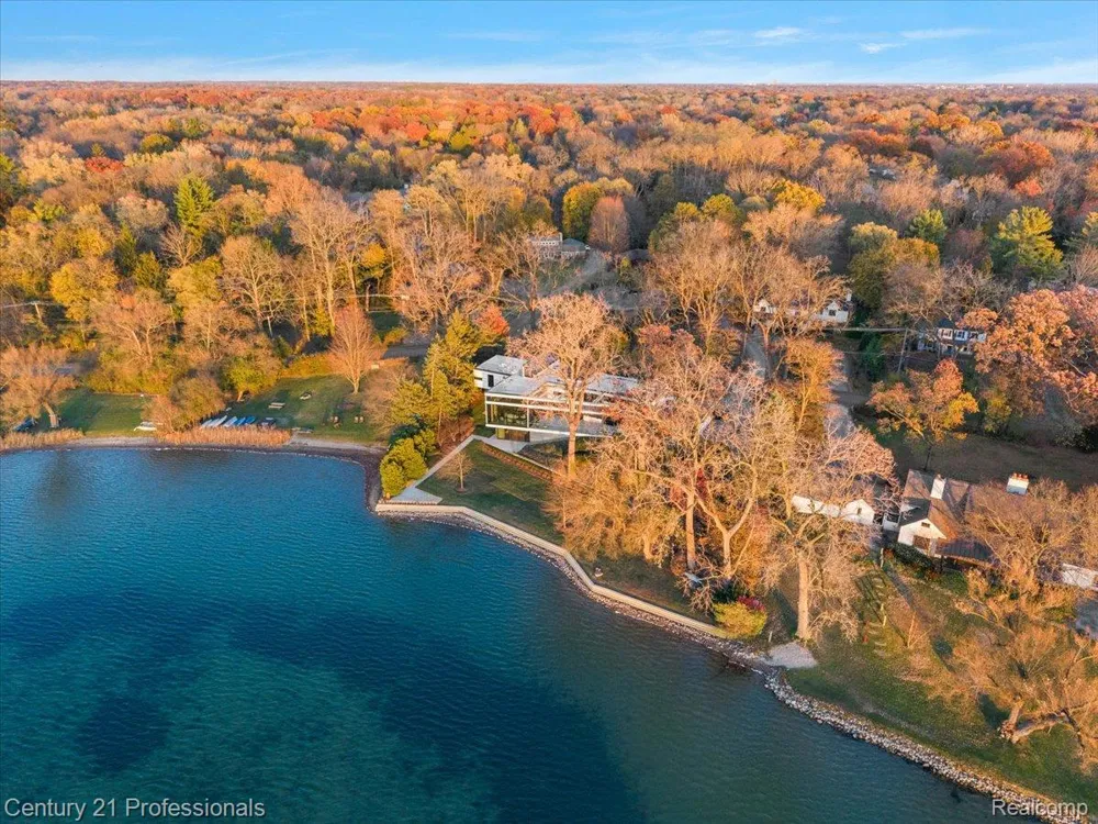 5904 Wing Lake Road Bloomfield Charter Township, MI 48301